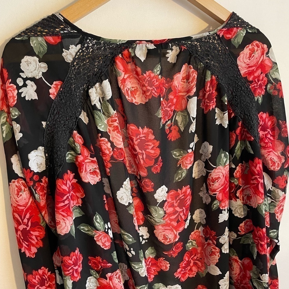 TORRID Red Floral Kimono Open Front Size 0-1 Sheer
3/4 Sleeve duster - Picture 5 of 6